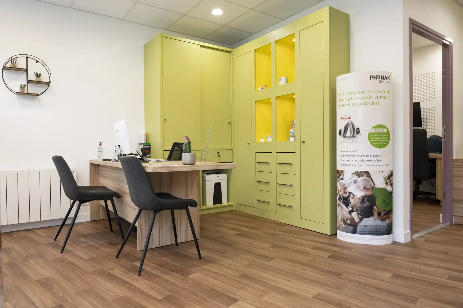 Espace d'accueil d'un centre d'audiologie avec mobilier moderne, dédié aux soins auditifs et aux appareils auditifs.