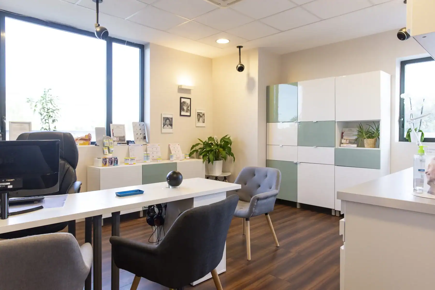 Salle d'attente moderne dans un cabinet d'audiologie à Montévrain avec mobilier confortable et équipements auditifs.