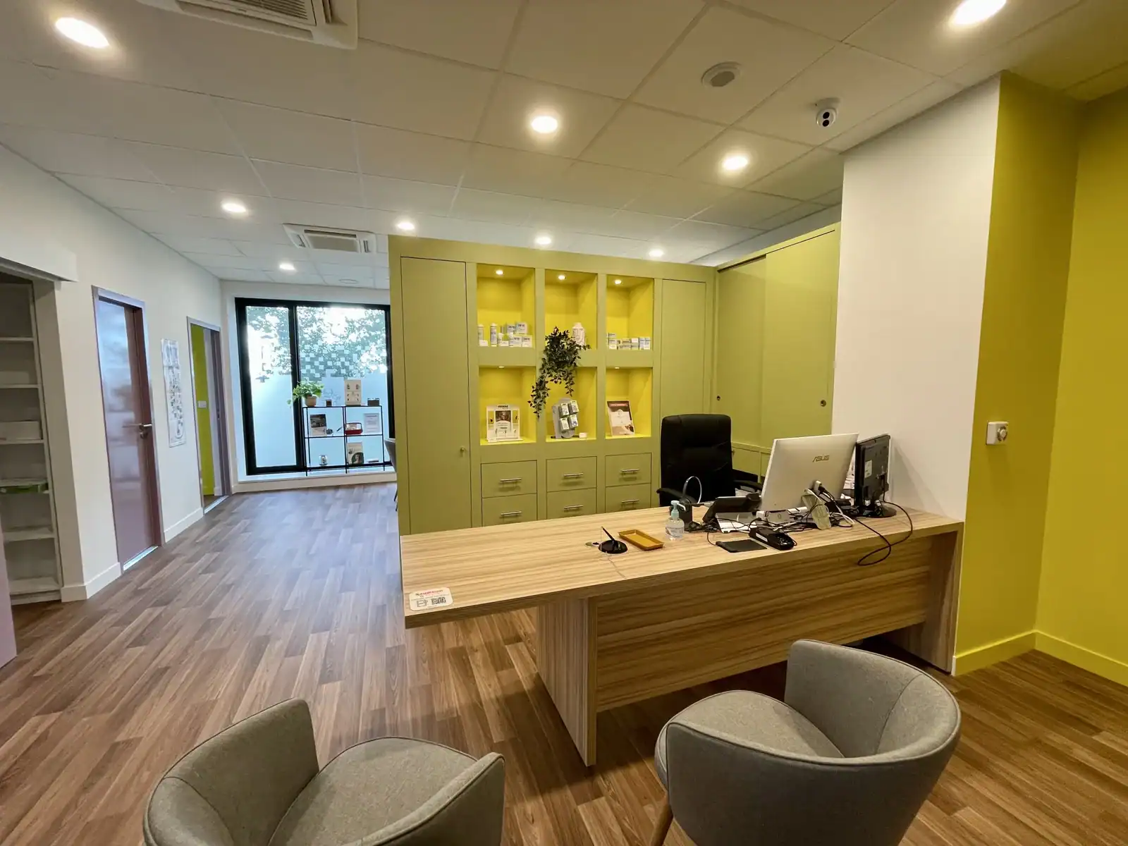 Salle d'attente moderne avec mobilier confortable et espace d'accueil pour patients en audiologie à Jossigny.